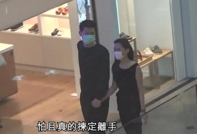 何超莲|送别赌王后，窦骁十指紧扣陪超莲看医生，细心呵护将女友宠成公主
