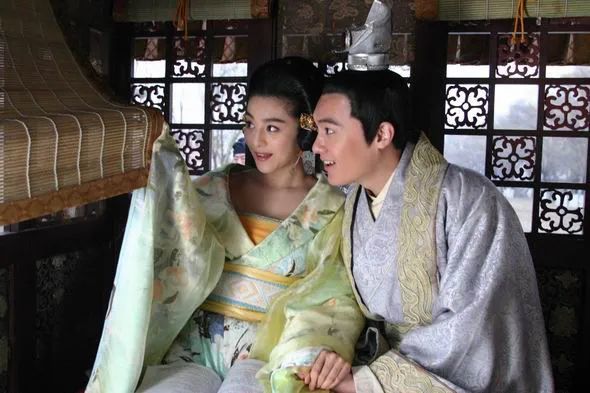 小娘惹|《小娘惹》中黄金城，荧屏初恋是范冰冰，两人的爱情很狗血