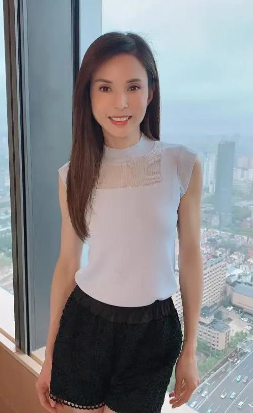 原来李若彤年轻时这么大胆玉女形象颠覆这还是小龙女吗