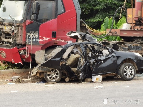 g228國道廉江市崢角溪路段發生摩托車與小車相撞事故