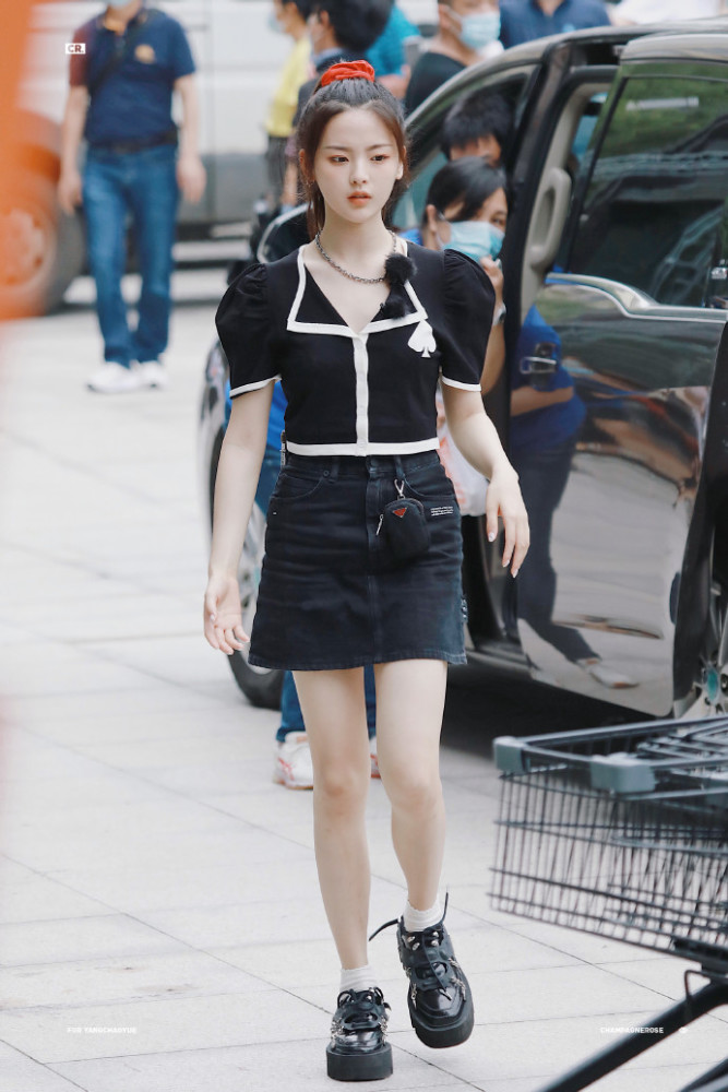 火箭少女101|杨超越参加《中餐厅》当店员，穿这么短的裙子认真的？粉丝：两只手遮不过来