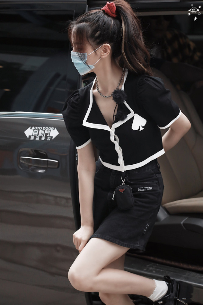 火箭少女101|杨超越参加《中餐厅》当店员，穿这么短的裙子认真的？粉丝：两只手遮不过来