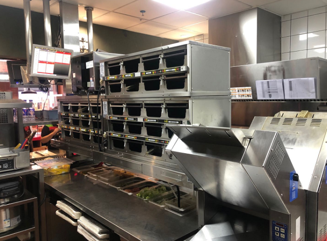 人员来到了汉堡王鸿通城门店,对这家店后厨的食品制作情况进行了检查