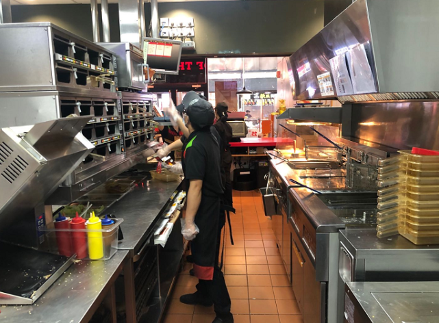 汉堡王鸿通城门店店长李天生表示,店内后厨所有的物品都有专门的存放