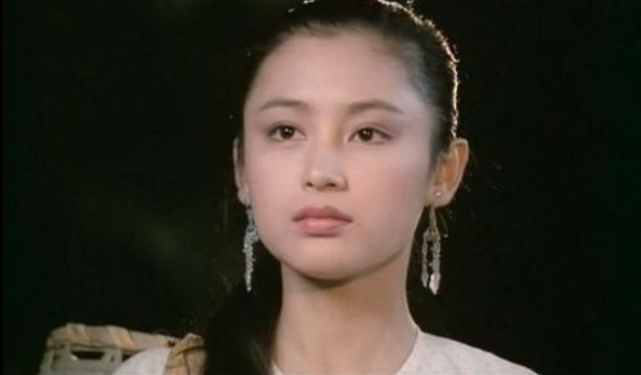 她曾是"大陆第一美人",年轻时到底有多美,看到旧照就知道了!