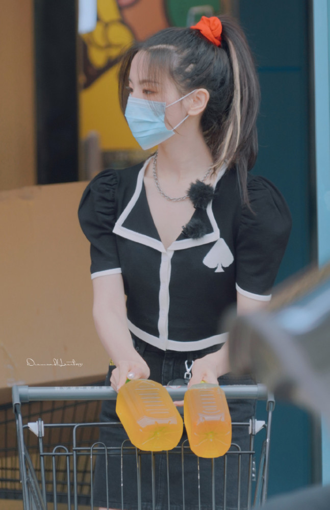 火箭少女101|杨超越参加《中餐厅》当店员，穿这么短的裙子认真的？粉丝：两只手遮不过来