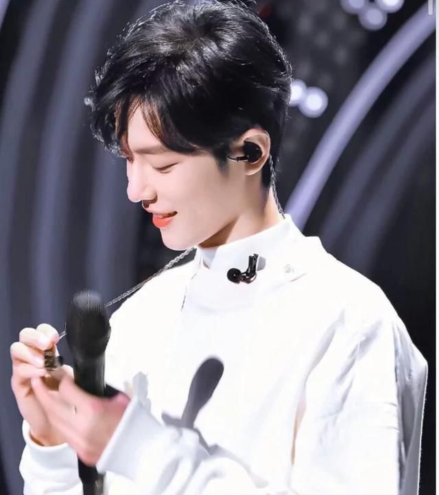 肖战|肖战风波走进尾声，开始全面复工，官媒评价一语中的，道破天机！