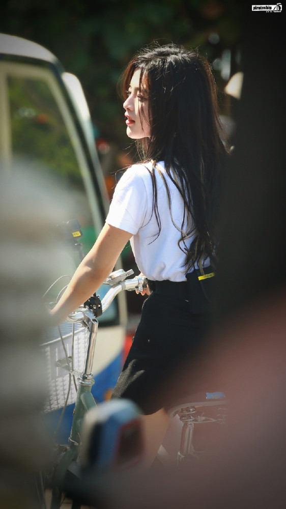 火箭少女101|杨超越参加《中餐厅》当店员，穿这么短的裙子认真的？粉丝：两只手遮不过来