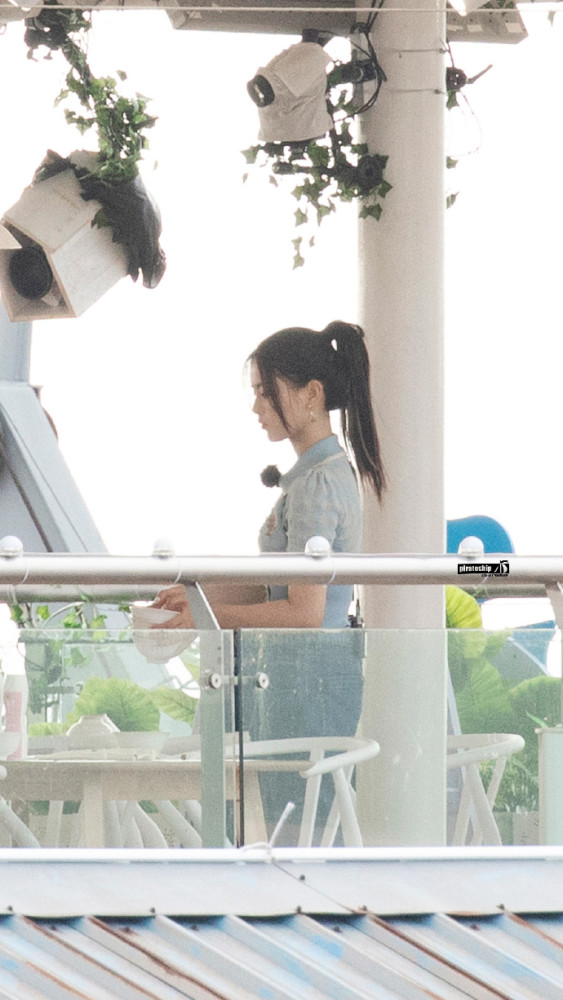 火箭少女101|杨超越参加《中餐厅》当店员，穿这么短的裙子认真的？粉丝：两只手遮不过来