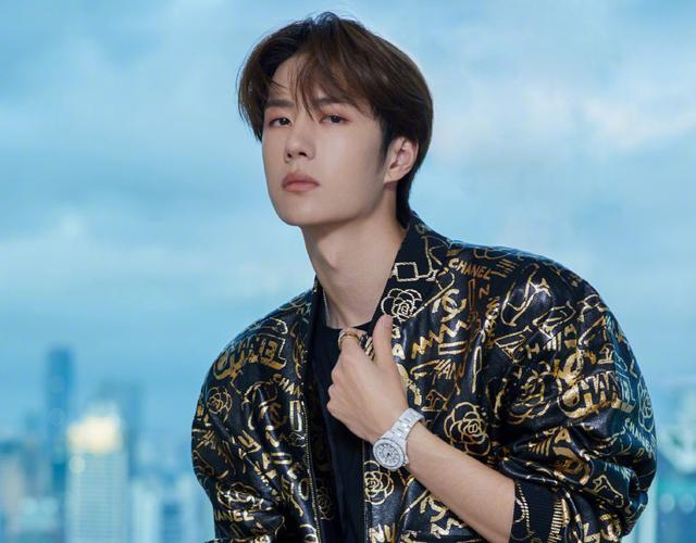 王一博|王一博刚刚向汪涵表白，看清内容后瞬间泪奔，粉丝：这也太有心了