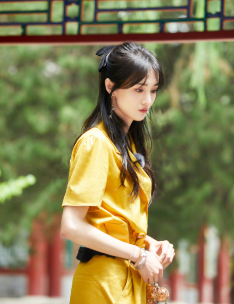 郑爽|有种“迷之自信”叫郑爽，节目上cos美人鱼公主，网友：像鱼干