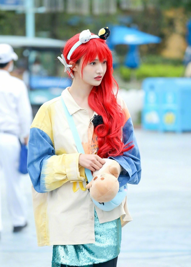 郑爽|有种“迷之自信”叫郑爽，节目上cos美人鱼公主，网友：像鱼干