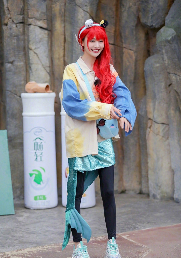 郑爽|有种“迷之自信”叫郑爽，节目上cos美人鱼公主，网友：像鱼干