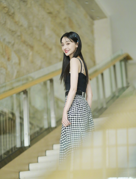 郑爽|有种“迷之自信”叫郑爽，节目上cos美人鱼公主，网友：像鱼干