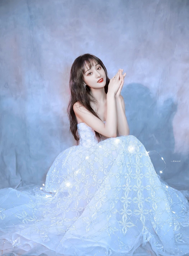 郑爽|有种“迷之自信”叫郑爽，节目上cos美人鱼公主，网友：像鱼干