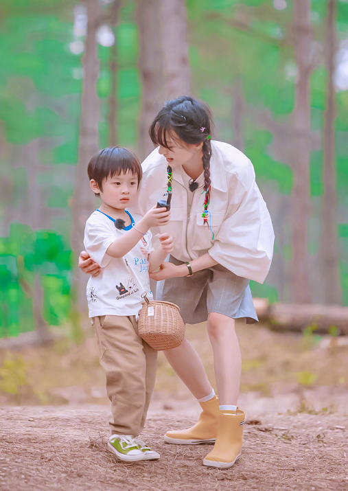 郑爽|有种“迷之自信”叫郑爽，节目上cos美人鱼公主，网友：像鱼干