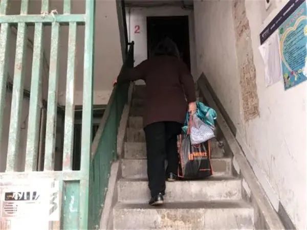 上海一梯十户还没电梯七旬老人爬不动楼梯买菜都难怎么办