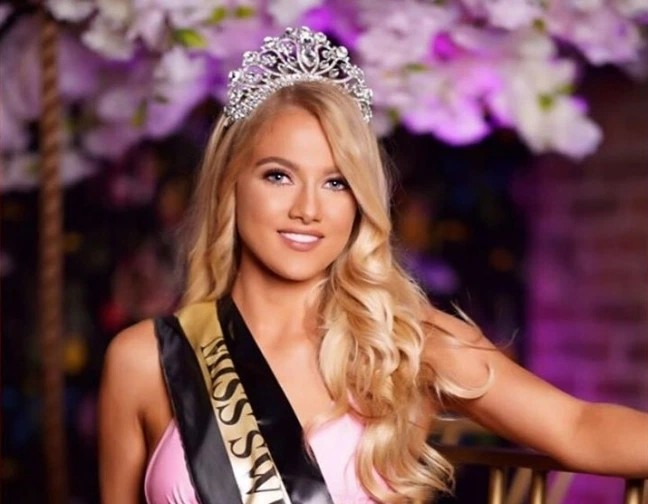 乔治·弗洛伊德|英国泳装选美冠军在社交网络上质疑黑人抗议运动，被剥夺所有荣誉