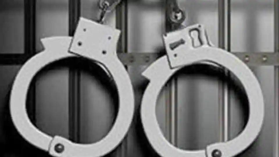 迪帕克|男子携全家去外地生活妻子却离奇失踪，尸体竟出现在老房塑料桶内