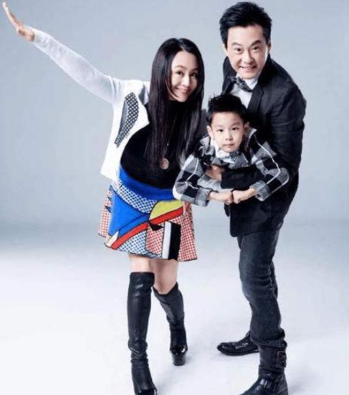 2009年,曹颖"下嫁"王斑,产后刚出月子却被丈夫无情"赶"出家门