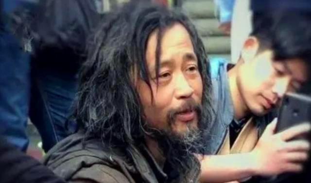 流浪大师|干儿子走了、名气淡了，“流浪大师”沈巍跌落神坛后靠什么生活？