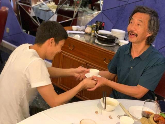 流浪大师|干儿子走了、名气淡了，“流浪大师”沈巍跌落神坛后靠什么生活？