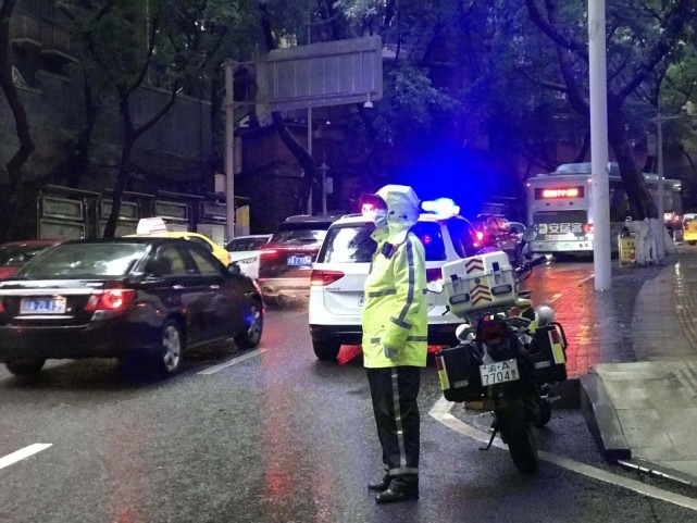 雨天安全行车攻略|连日降雨 渝中警方发布雨天安全行车攻略