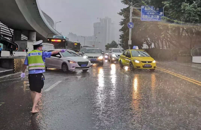 雨天安全行车攻略|连日降雨 渝中警方发布雨天安全行车攻略