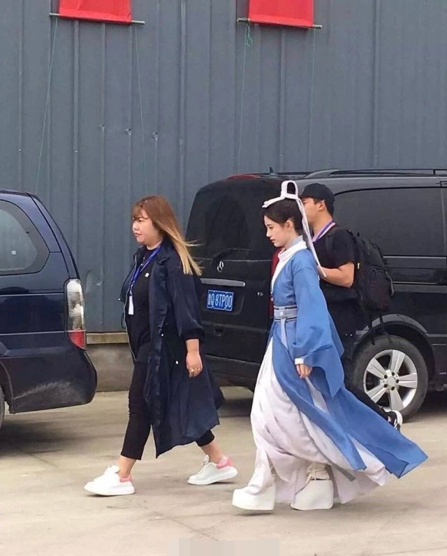 鞠婧祎|鞠婧祎身高造假？穿疑似垫了内增高的鞋不敢换，网友画图分析其鞋子构成
