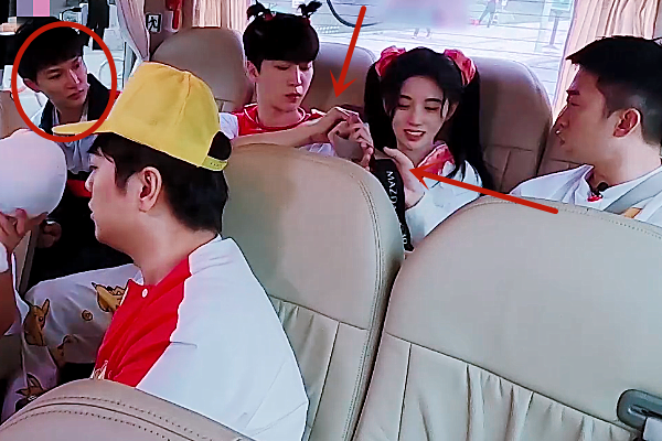 柔弱鞠婧祎再上线,系安全带三个男生帮忙,把周深给逗笑了