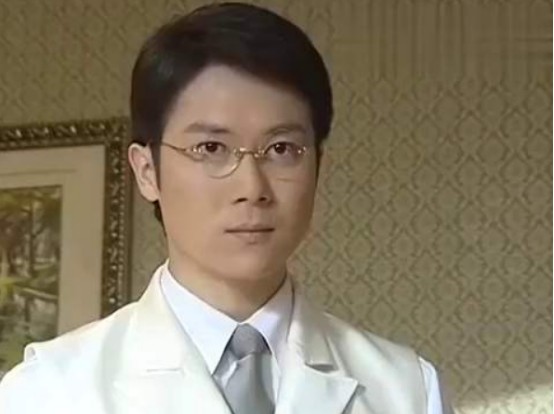 从小对表演具有极大兴趣的他在22岁出演了第一部电视剧《台湾灵异事件