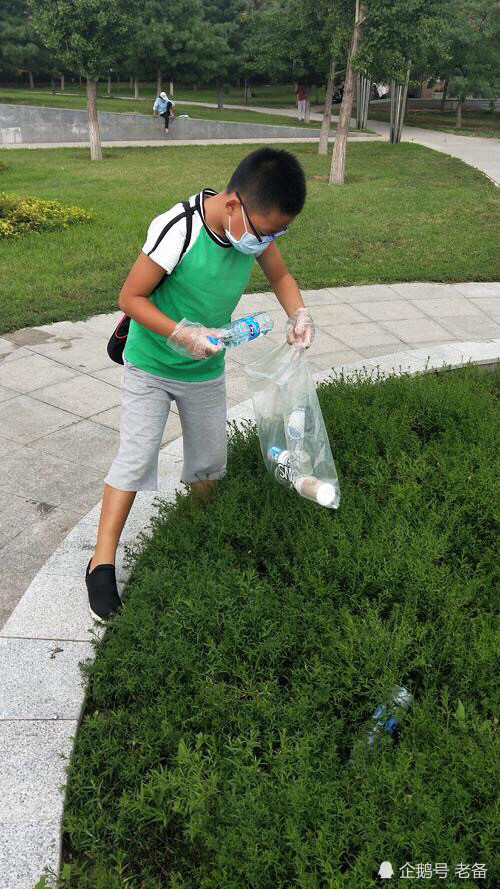 拾矿泉水瓶子的人