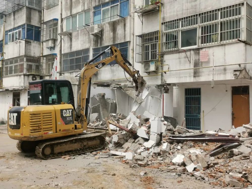 青年西路铁路小区拆除69处违建!