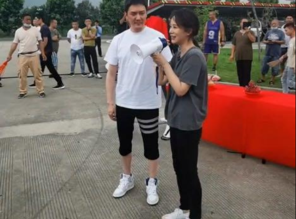 冯绍峰|冯绍峰久违露面却被吐槽老了，大赵丽颖9岁，两个近况差距明显