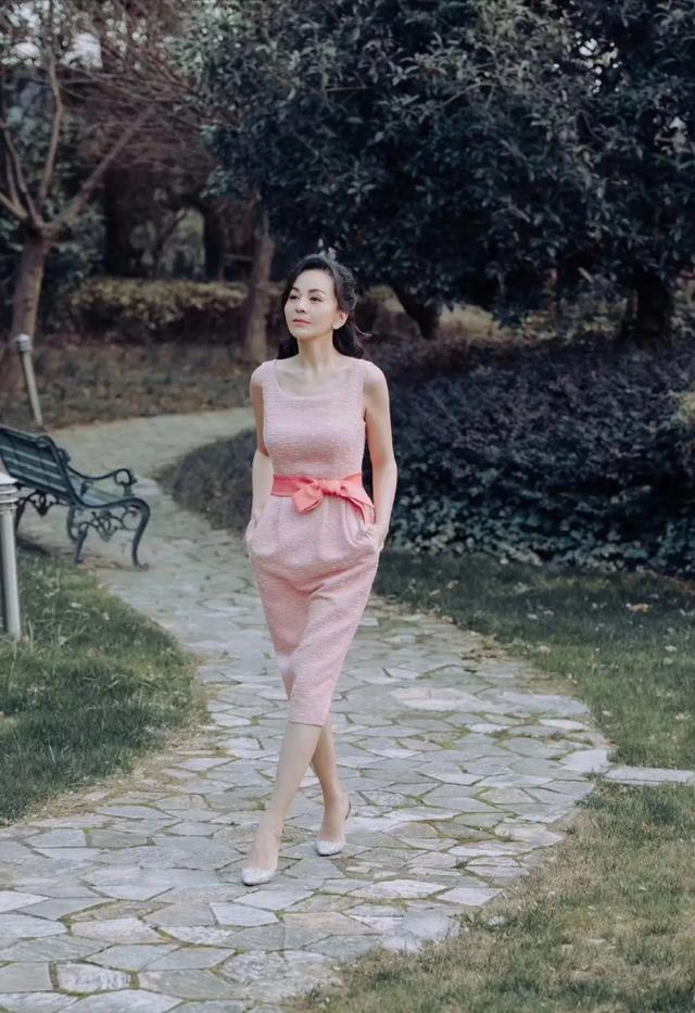 雪姨王琳一点没变样粉裙配蝴蝶腰带身材窈窕不输小姑娘