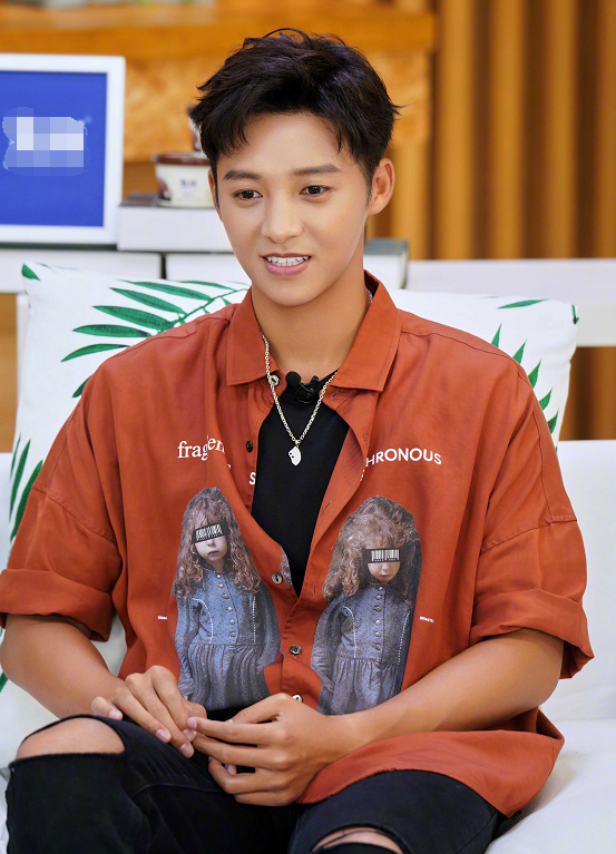 本以为明星都住大别墅,看到伍嘉成家的热水器,18线明星太难了