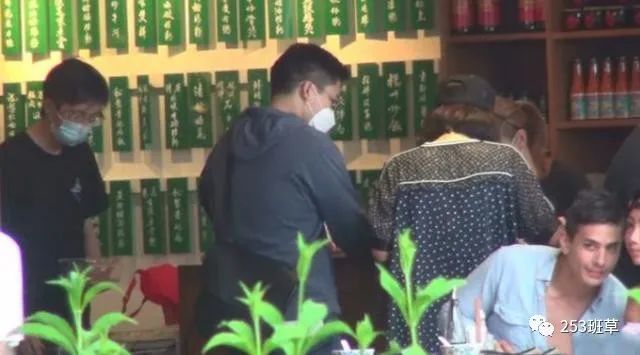 霍启刚|霍启刚一家终于入住新豪宅，小女儿正面首曝超呆萌，霍震霆深夜探望