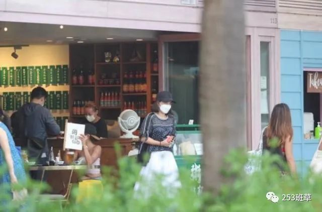 霍启刚|霍启刚一家终于入住新豪宅，小女儿正面首曝超呆萌，霍震霆深夜探望