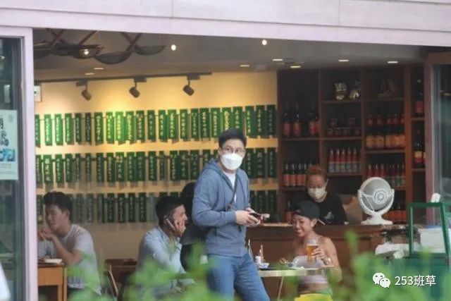 霍启刚|霍启刚一家终于入住新豪宅，小女儿正面首曝超呆萌，霍震霆深夜探望