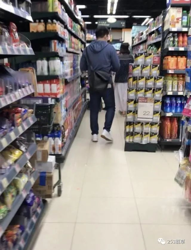 霍启刚|霍启刚一家终于入住新豪宅，小女儿正面首曝超呆萌，霍震霆深夜探望