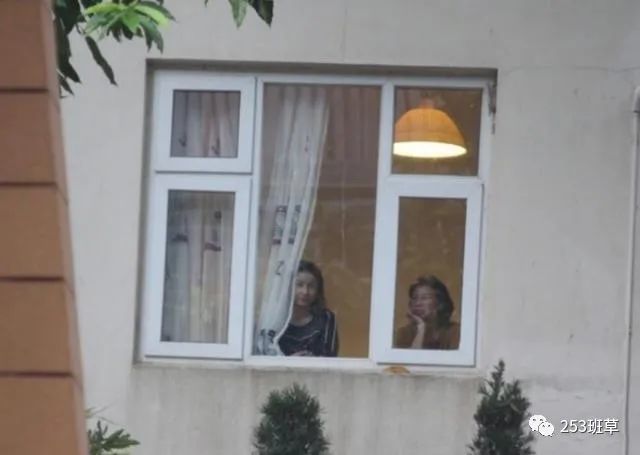 霍启刚|霍启刚一家终于入住新豪宅，小女儿正面首曝超呆萌，霍震霆深夜探望