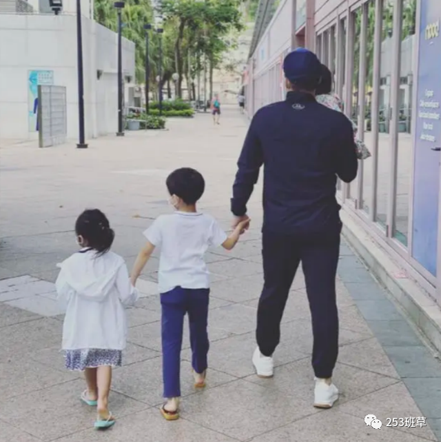 霍启刚|霍启刚一家终于入住新豪宅，小女儿正面首曝超呆萌，霍震霆深夜探望