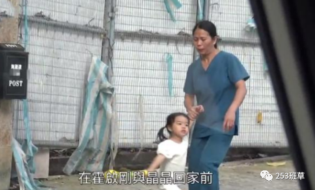 霍启刚|霍启刚一家终于入住新豪宅，小女儿正面首曝超呆萌，霍震霆深夜探望