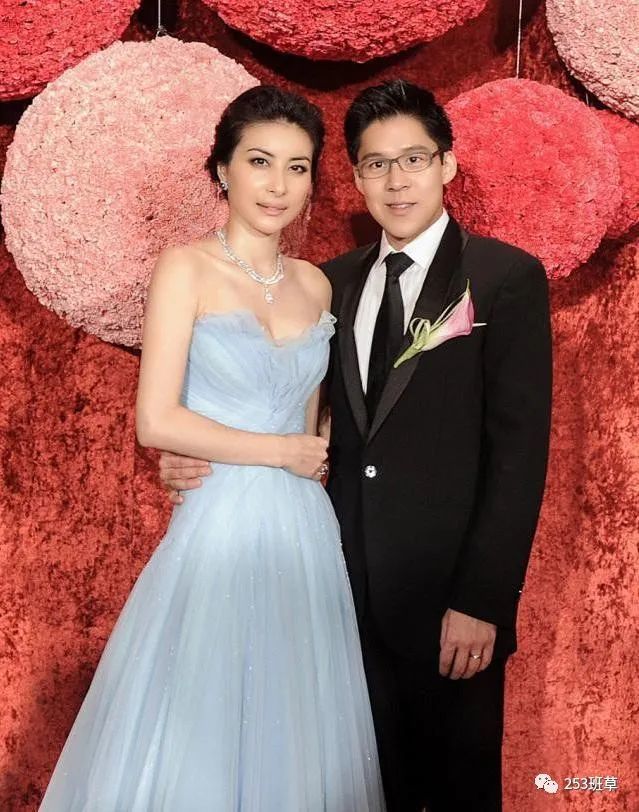 霍启刚|霍启刚一家终于入住新豪宅，小女儿正面首曝超呆萌，霍震霆深夜探望