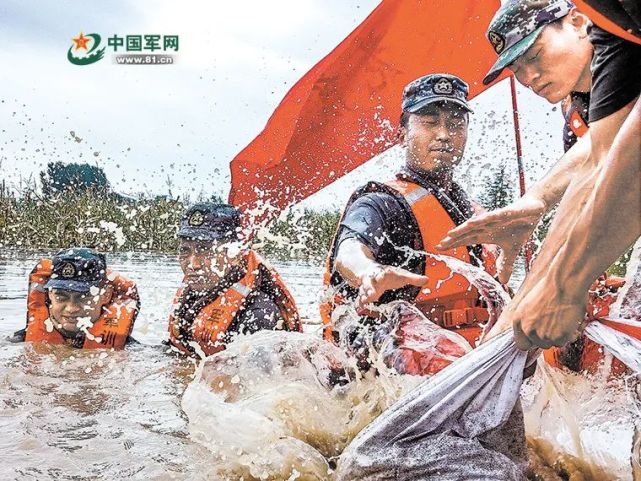 东部战区抗洪一线部队利用科技手段提升遂行任务能力筑起科学抗洪的