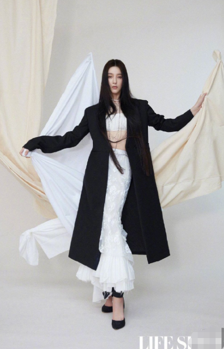 范冰冰|范冰冰被传恋爱后花式卖萌，嘟红唇隔屏送飞吻，像极了热恋小女生