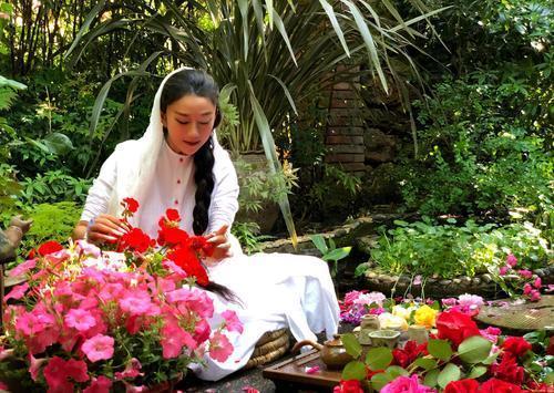 杨丽萍|61岁杨丽萍为了舞蹈终身不愿生子遭质疑，女人不生孩子就活该被骂？