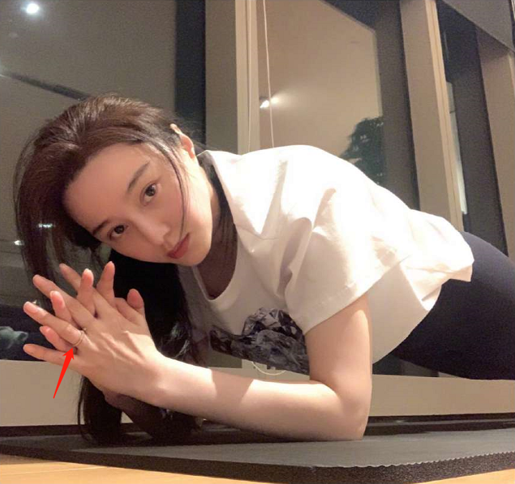 范冰冰|范冰冰被传恋爱后花式卖萌，嘟红唇隔屏送飞吻，像极了热恋小女生