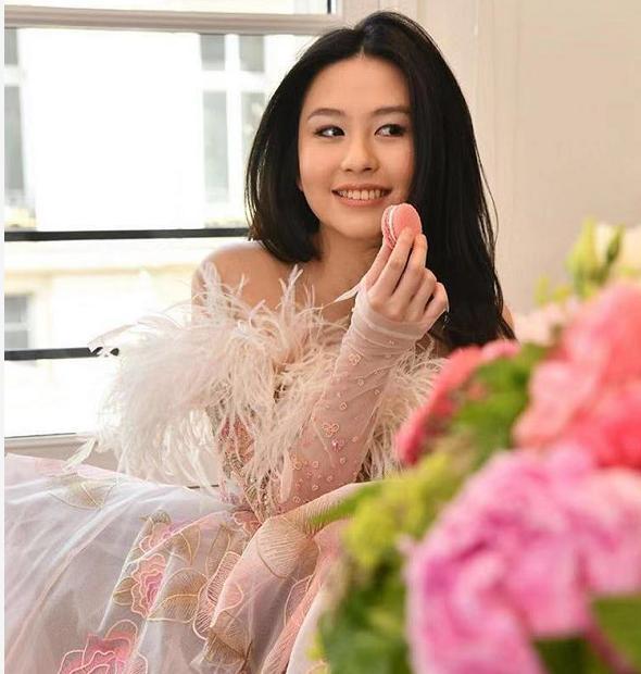 方媛|方媛晒美照引邱淑贞女儿围观，对方发文赞她好美，方媛回应很大气