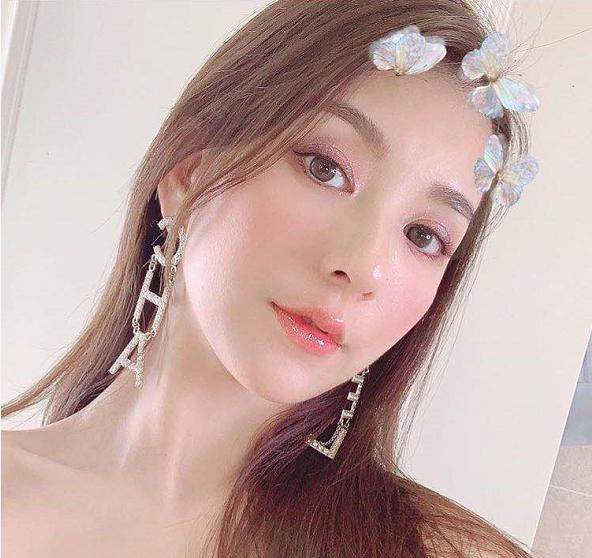 方媛|方媛晒美照引邱淑贞女儿围观，对方发文赞她好美，方媛回应很大气